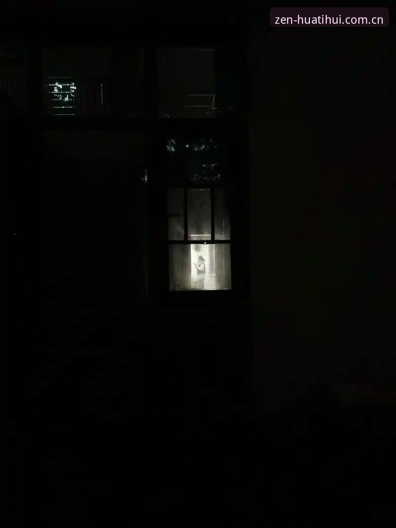 华体会登录手机版最新官方入口2026最新版本 深夜十一点,手机屏幕的光映在脸上,比分数字还在跳动。吴鑫第三次试图刷新某个体育数据页面,画面却像被卡住一样毫无反应。他烦躁地把手机丢在沙发上——这不是第一次了,看赛事直播最怕的就是关键节点加载不出来。那种感觉就像球赛踢到点球大战,屏幕突然转圈圈,你只能干等。